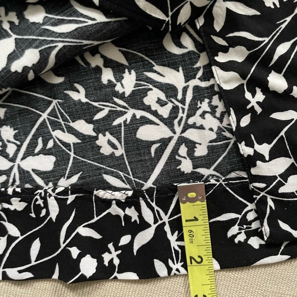 Beautiful, black and white floral skirt, button-down front 1X Sag Harbor woman - Picture 7 of 7